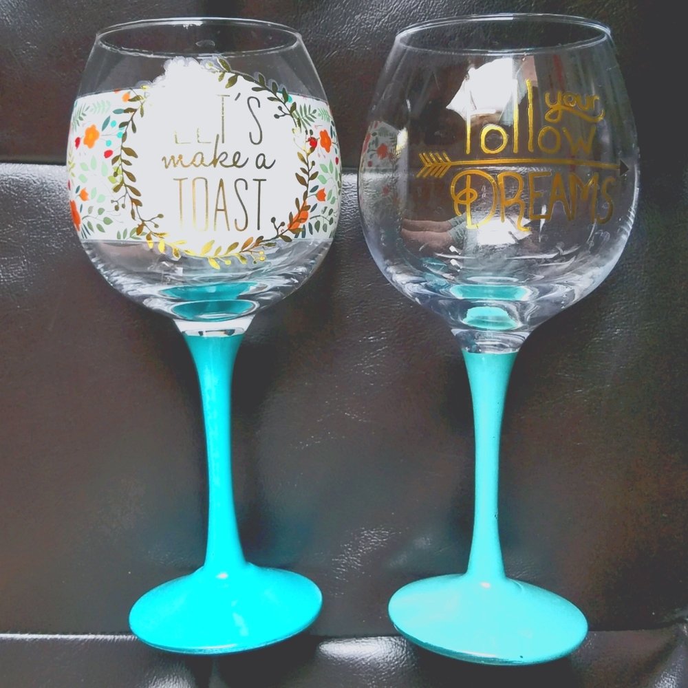 🍷Two cutsie matching wine glasses🍷